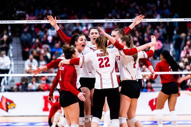 December 19, 2021, Columbus, Ohio, USA: The Badgers celebrate during the NCAA, College League, USA Division 1 Championship between Wisconsin and Nebraska at Nationwide Arena in Columbus Ohio, on December 16, 2021. Wisconsin went on to win the match 3:2. Columbus USA - ZUMAs268 20211219_zsp_s268_013 Copyright: xMatthewxSmithx