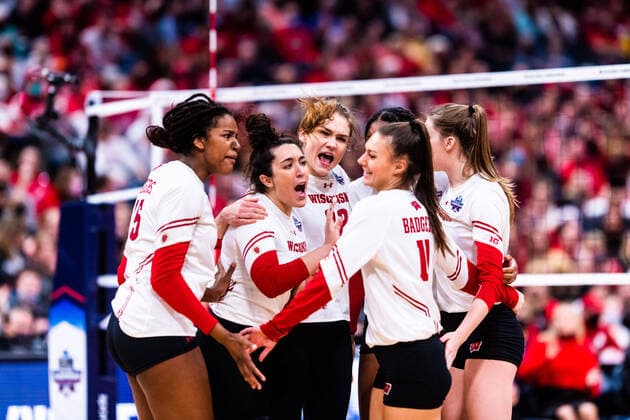 December 19, 2021, Columbus, Ohio, USA: The Badgers celebrate an ace from IZZY ASHBURN (11) during the NCAA, College League, USA Division 1 Championship between Wisconsin and Nebraska at Nationwide Arena in Columbus Ohio, on December 16, 2021. Wisconsin went on to win the match 3:2. Columbus USA - ZUMAs268 20211219_zsp_s268_016 Copyright: xMatthewxSmithx