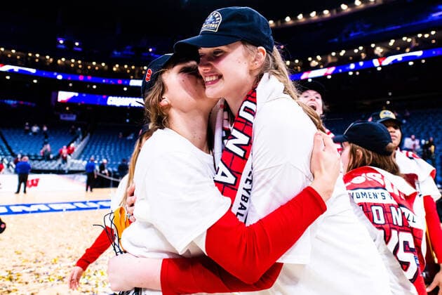 December 19, 2021, Columbus, Ohio, USA: The Wisconsin Badgers celebrate defeating Big 10 rival Nebraska in the NCAA, College League, USA Division 1 Championship at Nationwide Arena in Columbus Ohio, on December 18, 2021. Wisconsin went on to win the match 3:2. Columbus USA - ZUMAs268 20211219_zsp_s268_017 Copyright: xMatthewxSmithx