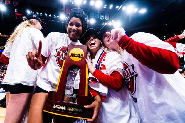 December 19, 2021, Columbus, Ohio, USA: The Wisconsin Badgers celebrate defeating Big 10 rival Nebraska in the NCAA, College League, USA Division 1 Championship at Nationwide Arena in Columbus Ohio, on December 18, 2021. Wisconsin went on to win the match 3:2. Columbus USA - ZUMAs268 20211219_zsp_s268_018 Copyright: xMatthewxSmithx