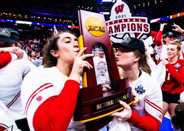 December 19, 2021, Columbus, Ohio, USA: The Wisconsin Badgers celebrate defeating Big 10 rival Nebraska in the NCAA, College League, USA Division 1 Championship at Nationwide Arena in Columbus Ohio, on December 18, 2021. Wisconsin went on to win the match 3:2. Columbus USA - ZUMAs268 20211219_zsp_s268_033 Copyright: xMatthewxSmithx