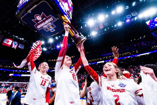 December 19, 2021, Columbus, Ohio, USA: The Wisconsin Badgers celebrate defeating Big 10 rival Nebraska in the NCAA, College League, USA Division 1 Championship at Nationwide Arena in Columbus Ohio, on December 18, 2021. Wisconsin went on to win the match 3:2. Columbus USA - ZUMAs268 20211219_zsp_s268_034 Copyright: xMatthewxSmithx