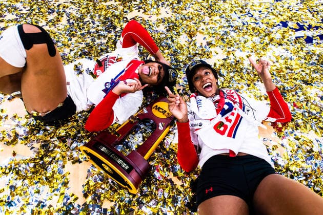 Bilder des Jahres 2021, Sport 12 Dezember Sport Themen der Woche KW50 Sport Bilder des Tages December 19, 2021, Columbus, Ohio, USA: The Wisconsin Badgers celebrate defeating Big 10 rival Nebraska in the NCAA, College League, USA Division 1 Championship at Nationwide Arena in Columbus Ohio, on December 18, 2021. Wisconsin went on to win the match 3:2. Columbus USA - ZUMAs268 20211219_zsp_s268_039 Copyright: xMatthewxSmithx
