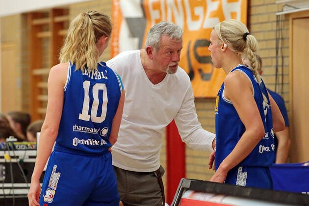 18 12 2021, xovx, Basketball Damen Bundesliga DBBL, BC pharmaserv Marburg TSV 1880 Wasserburg v l Hanna Crymble BC pharmaserv Marburg , Coach Christoph Wysocki BC pharmaserv Marburg , Marie Bertholdt BC pharmaserv Marburg Marburg Georg Gaßmann Halle Hessen Deutschland DE