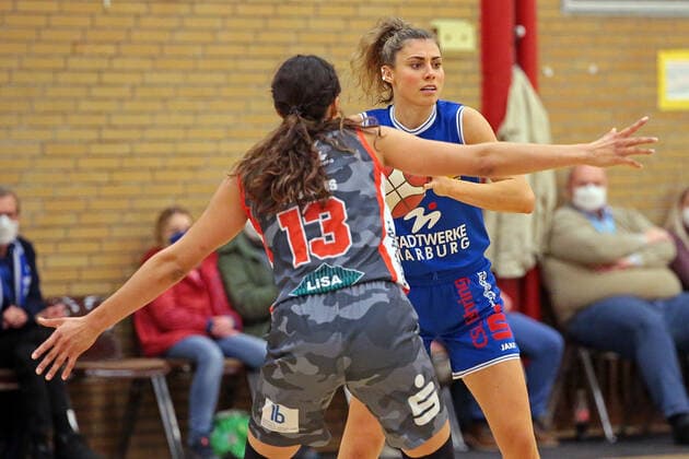 18 12 2021, xovx, Basketball Damen Bundesliga DBBL, BC pharmaserv Marburg TSV 1880 Wasserburg v l Mikayla Williams TSV 1880 Wasserburg , Theresa Simon BC pharmaserv Marburg Marburg Georg Gaßmann Halle Hessen Deutschland DE