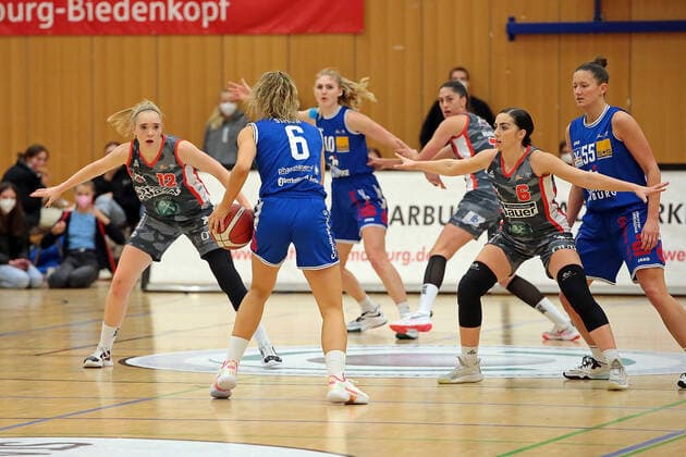 18 12 2021, xovx, Basketball Damen Bundesliga DBBL, BC pharmaserv Marburg TSV 1880 Wasserburg v l Laura Hebecker TSV 1880 Wasserburg , Theresa Simon BC pharmaserv Marburg , Hanna Crymble BC pharmaserv Marburg , Ana Vojtulek TSV 1880 Wasserburg , Levke Broderson TSV 1880 Wasserburg , Stephanie Wagner BC pharmaserv Marburg Marburg Georg Gaßmann Halle Hessen Deutschland DE