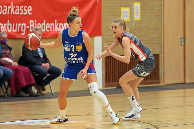 18 12 2021, xovx, Basketball Damen Bundesliga DBBL, BC pharmaserv Marburg TSV 1880 Wasserburg v l Alexandra Wilke BC pharmaserv Marburg , Maria Perner TSV 1880 Wasserburg Marburg Georg Gaßmann Halle Hessen Deutschland DE