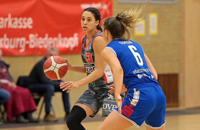 18 12 2021, xovx, Basketball Damen Bundesliga DBBL, BC pharmaserv Marburg TSV 1880 Wasserburg v l Mikayla Williams TSV 1880 Wasserburg , Theresa Simon BC pharmaserv Marburg Marburg Georg Gaßmann Halle Hessen Deutschland DE