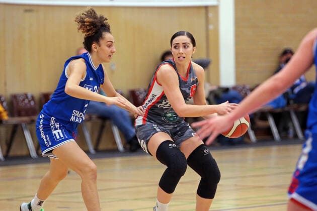 18 12 2021, xovx, Basketball Damen Bundesliga DBBL, BC pharmaserv Marburg TSV 1880 Wasserburg v l Selma Yesilova BC pharmaserv Marburg , Levke Broderson TSV 1880 Wasserburg Marburg Georg Gaßmann Halle Hessen Deutschland DE