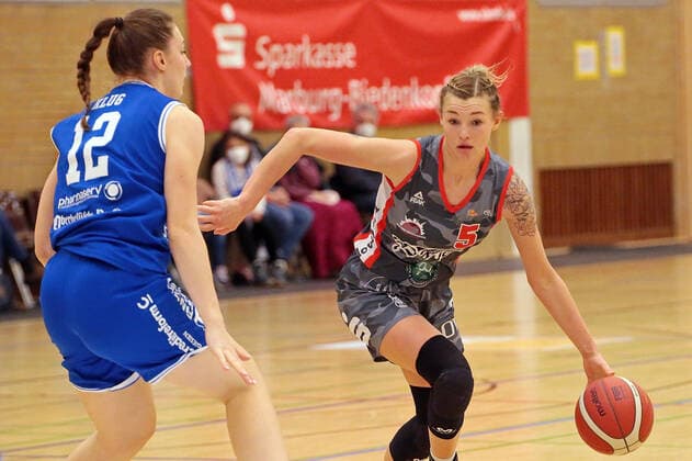 18 12 2021, xovx, Basketball Damen Bundesliga DBBL, BC pharmaserv Marburg TSV 1880 Wasserburg v l Johanna Klug BC pharmaserv Marburg , Haliegh Reinoehl TSV 1880 Wasserburg Marburg Georg Gaßmann Halle Hessen Deutschland DE