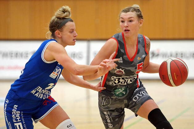 18 12 2021, xovx, Basketball Damen Bundesliga DBBL, BC pharmaserv Marburg TSV 1880 Wasserburg v l Alexandra Wilke BC pharmaserv Marburg , Haliegh Reinoehl TSV 1880 Wasserburg Marburg Georg Gaßmann Halle Hessen Deutschland DE