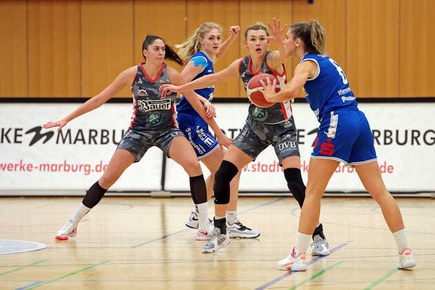 18 12 2021, xovx, Basketball Damen Bundesliga DBBL, BC pharmaserv Marburg TSV 1880 Wasserburg v l Ana Vojtulek TSV 1880 Wasserburg , Hanna Crymble BC pharmaserv Marburg , Haliegh Reinoehl TSV 1880 Wasserburg , Theresa Simon BC pharmaserv Marburg Marburg Georg Gaßmann Halle Hessen Deutschland DE