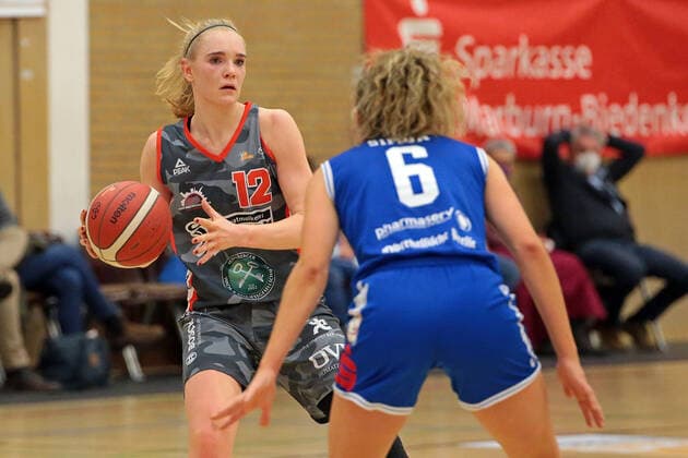 18 12 2021, xovx, Basketball Damen Bundesliga DBBL, BC pharmaserv Marburg TSV 1880 Wasserburg v l Laura Hebecker TSV 1880 Wasserburg , Theresa Simon BC pharmaserv Marburg Marburg Georg Gaßmann Halle Hessen Deutschland DE