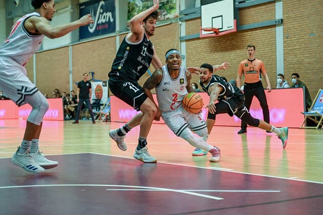 Barmer 2 Basketball Bundesliga ProB, Rheinstars Koeln vs WWU Baskets Muenster, 18 12 2021 Helge Wezorke WWU Baskets Muenster 11 , Vincent Lamont Golson Jr RheinStars Koeln 2 , Barmer 2 Basketball Bundesliga ProB, Rheinstars Koeln vs WWU Baskets Muenster on 18 12 2021 at ASV Koeln in Koeln Nordrhein Westfalen Copyright: xBEAUTIFULxSPORTS Mueller-Laschetx