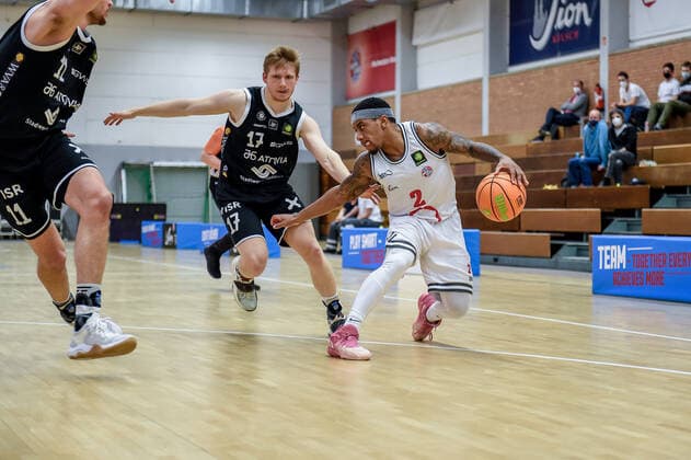 Barmer 2 Basketball Bundesliga ProB, Rheinstars Koeln vs WWU Baskets Muenster, 18 12 2021 Oliver Pahnke WWU Baskets Muenster 17 , Vincent Lamont Golson Jr RheinStars Koeln 2 , Barmer 2 Basketball Bundesliga ProB, Rheinstars Koeln vs WWU Baskets Muenster on 18 12 2021 at ASV Koeln in Koeln Nordrhein Westfalen Copyright: xBEAUTIFULxSPORTS Mueller-Laschetx