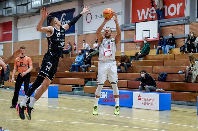 Barmer 2 Basketball Bundesliga ProB, Rheinstars Koeln vs WWU Baskets Muenster, 18 12 2021 Rijad Avdic WWU Baskets Muenster 14 , Andrej Mangold RheinStars Koeln 0 , Barmer 2 Basketball Bundesliga ProB, Rheinstars Koeln vs WWU Baskets Muenster on 18 12 2021 at ASV Koeln in Koeln North Rhine Westphalia Copyright: xBEAUTIFULxSPORTS Mueller-Laschetx