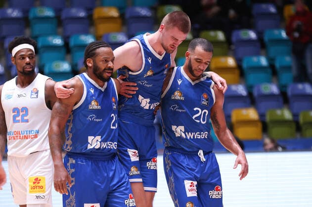 Fraport Skyliners Syntainics MBC, easyCredit BBL Quantez Robertson Fraport Skyliners, 23 and Rasheed Moore Fraport Skyliners, 20 lead the injured Matt Haarms Fraport Skyliners, 3 from the court Left Chris Coffey Mitteldeutscher BC, 22 easyCredit BBL basketball match between Fraport Skyliners and Mitteldeutscher Basketball Club on 19 December 2021 at Ballsporthalle in Frankfurt am Main , Frankfurt am Main Hesse Germany Ballsporthalle