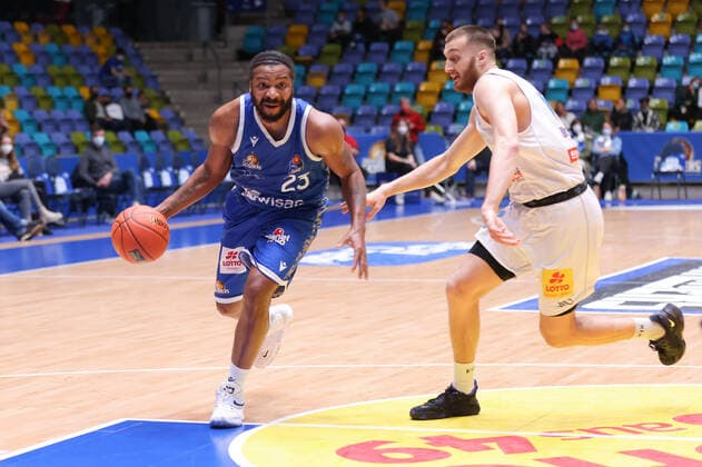 Fraport Skyliners Syntainics MBC, easyCredit BBL Quantez Robertson Fraport Skyliners, 23 vs Kostja Mushidi Mitteldeutscher BC, 11 Basketball match of easyCredit BBL between Fraport Skyliners and Mitteldeutscher Basketball Club on 19 December 2021 at Ballsporthalle in Frankfurt am Main , Frankfurt am Main Hesse Germany Ballsporthalle