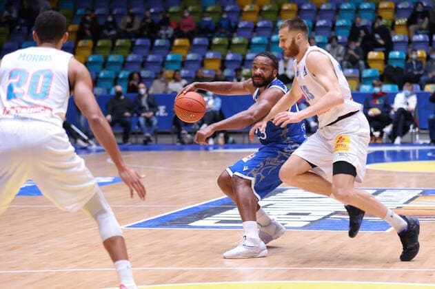 Fraport Skyliners Syntainics MBC, easyCredit BBL Quantez Robertson Fraport Skyliners, 23 vs Radii Caisin Mitteldeutscher BC, 13 easyCredit BBL basketball match between Fraport Skyliners and Mitteldeutscher Basketball Club on 19 December 2021 at Ballsporthalle in Frankfurt am Main , Frankfurt am Main Hesse Germany Ballsporthalle