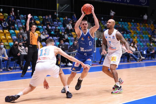 Fraport Skyliners Syntainics MBC, easyCredit BBL Lukas Wank Fraport Skyliners, 0 against Radii Caisin Mitteldeutscher BC, 13 and Sergio Kerusch Mitteldeutscher BC, 7 Basketball match of the easyCredit BBL between Fraport Skyliners and Mitteldeutscher Basketball Club on 19 December 2021 at Ballsporthalle in Frankfurt am Main , Frankfurt am Main Hesse Germany Ballsporthalle