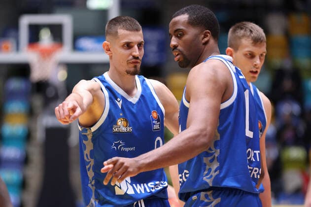 Fraport Skyliners Syntainics MBC, easyCredit BBL Lukas Wank Fraport Skyliners, 0 explains Jamel McLean Fraport Skyliners, 1 the running paths, easyCredit BBL basketball match between Fraport Skyliners and Mitteldeutsche Basketball Club on 19 December 2021 at Ballsporthalle in Frankfurt am Main , Frankfurt am Main Hesse Germany Ballsporthalle