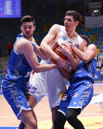 Fraport Skyliners Syntainics MBC, easyCredit BBL Scramble for the ball between Brooks DeBisschop Fraport Skyliners, 22 , Goran Huskic Mitteldeutscher BC, 23 and Len Adam Schoormann Fraport Skyliners, 6 easyCredit BBL basketball match between Fraport Skyliners and Mitteldeutscher Basketball Club on 19 December 2021 at Ballsporthalle in Frankfurt am Main , Frankfurt am Main Hesse Germany Ballsporthalle