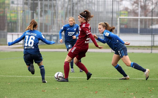 19 12 2021 Football Season 2021 2022 2 Women Football Bundesliga 13 Matchday 1 FC Nürnberg FCN Club TSG 1899 Hoffenheim II Sportfoto Zink DaMa Marie Philipzen 16, TSG 1899 Hoffenheim II Nele Bauereisen 23, 1 FC Nürnberg FCN Mara Alber 7, TSG 1899 Hoffenheim II