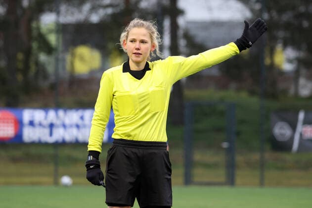19 12 2021 Football Season 2021 2022 2 Women Football Bundesliga 13 Matchday 1 FC Nürnberg FCN Club TSG 1899 Hoffenheim II Sportfoto Zink DaMa Nora Dieckmann referee referee indicates gestures directs gives instructions