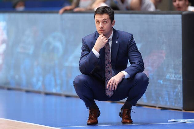 Fraport Skyliners Syntainics MBC, easyCredit BBL Head Coach Igor Jovovic Mitteldeutscher BC Basketball easyCredit BBL match between Fraport Skyliners and Mitteldeutscher Basketball Club on 19 December 2021 at Ballsporthalle in Frankfurt am Main , Frankfurt am Main Hesse Germany Ballsporthalle