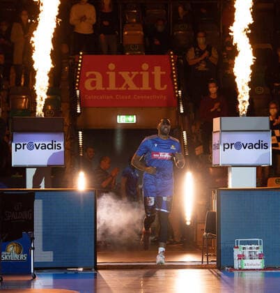 19 12 2021, xsltx, Basketball BBL Bundesliga, Frankfurt Skyliners Syntainics MBC Weissenfels emspor, v l Jamel McLean Forward Fraport Skyliners enters Frankfurt ground for first home game DFL DFB REGULATIONS PROHIBIT ANY USE OF PHOTOGRAPHS as IMAGE SEQUENCES and or QUASI VIDEO Frankfurt am Main