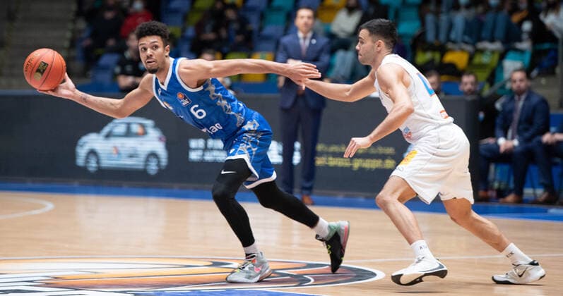 19 12 2021, xsltx, Basketball BBL Bundesliga, Frankfurt Skyliners Syntainics MBC Weissenfels emspor, v l Len Adam Schoormann Point Guard Fraport Skyliners , Nikola Rebic Point Guard Syntainics MBC Weissenfels DFL DFB REGULATIONS PROHIBIT ANY USE OF PHOTOGRAPHS as IMAGE SEQUENCES and or QUASI VIDEO Frankfurt am Main
