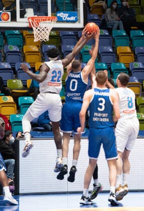 19 12 2021, xsltx, Basketball BBL Bundesliga, Frankfurt Skyliners Syntainics MBC Weissenfels emspor, v l successful rebound of Lukas Wank Shoot Guard Fraport Skyliners Nr 0 DFL DFB REGULATIONS PROHIBIT ANY USE OF PHOTOGRAPHS as IMAGE SEQUENCES and or QUASI VIDEO Frankfurt am Main