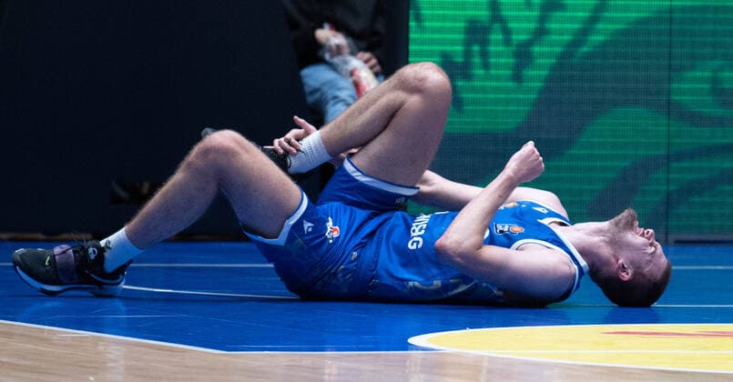 19 12 2021, xsltx, Basketball BBL Bundesliga, Frankfurt Skyliners Syntainics MBC Weissenfels emspor, v l ankle injury to Matt Haarms Center Fraport Skyliners DFL DFB REGULATES PROHIBIT ANY USE OF PHOTOGRAPHS as IMAGE SEQUENCES and or QUASI VIDEO Frankfurt am Main.
