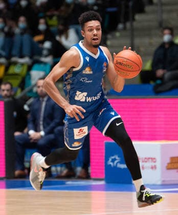 19 12 2021, xsltx, Basketball BBL Bundesliga, Frankfurt Skyliners Syntainics MBC Weissenfels emspor, v l Len Adam Schoormann Point Guard Fraport Skyliners DFL DFB REGULATIONS PROHIBIT ANY USE OF PHOTOGRAPHS as IMAGE SEQUENCES and or QUASI VIDEO Frankfurt am Main