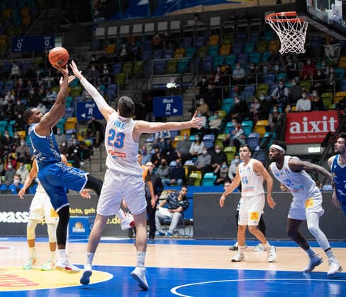 19 12 2021, xsltx, Basketball BBL Bundesliga, Frankfurt Skyliners Syntainics MBC Weissenfels emspor, v l First basket by Jamel McLean Forward Fraport Skyliners for the Skyliners DFL DFB REGULATIONS PROHIBIT ANY USE OF PHOTOGRAPHS as IMAGE SEQUENCES and or QUASI VIDEO Frankfurt am Main.