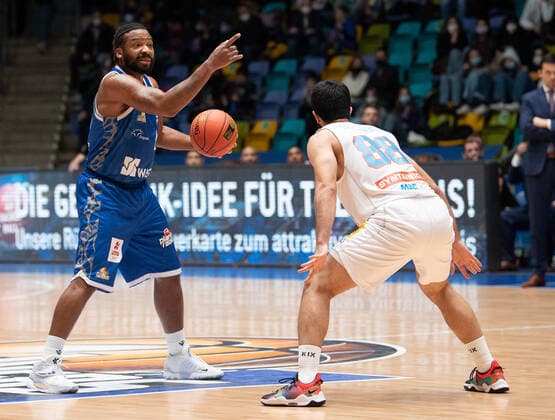 19 12 2021, xsltx, Basketball BBL Bundesliga, Frankfurt Skyliners Syntainics MBC Weissenfels emspor, v l Quantez Robertson Shoot Guard Fraport Skyliners , Benham Yakchali Shooting Guard Syntainics MBC Weissenfels DFL DFB REGULATIONS PROHIBIT ANY USE OF PHOTOGRAPHS as IMAGE SEQUENCES and or QUASI VIDEO Frankfurt am Main