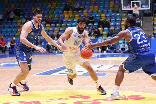 Fraport Skyliners Syntainics MBC, easyCredit BBL Behnam Yakhchali Mitteldeutscher BC, 88 between Brooks DeBisschop Fraport Skyliners, 22 and Quantez Robertson Fraport Skyliners, 23 easyCredit BBL basketball match between Fraport Skyliners and Mitteldeutscher Basketball Club on 19 December 2021 at Ballsporthalle in Frankfurt am Main , Frankfurt am Main Hesse Germany Ballsporthalle