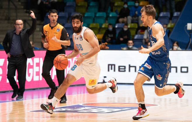 19 12 2021, xsltx, Basketball BBL Bundesliga, Frankfurt Skyliners Syntainics MBC Weissenfels emspor, v l Benham Yakchali Shooting Guard Syntainics MBC Weissenfels , Felix Hecker Shoot Guard Fraport Skyliners DFL DFB REGULATIONS PROHIBIT ANY USE OF PHOTOGRAPHS as IMAGE SEQUENCES and or QUASI VIDEO Frankfurt am Main