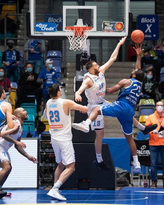 19 12 2021, xsltx, Basketball BBL Bundesliga, Frankfurt Skyliners Syntainics MBC Weissenfels emspor, v re Quantez Robertson Shoot Guard Fraport Skyliners scores for Skyliners DFL DFB REGULATIONS PROHIBIT ANY USE OF PHOTOGRAPHS as IMAGE SEQUENCES and or QUASI VIDEO Frankfurt am Main