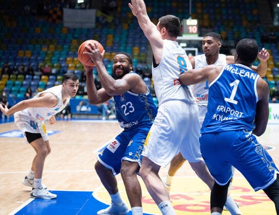 19 12 2021, xsltx, Basketball BBL Bundesliga, Frankfurt Skyliners Syntainics MBC Weissenfels emspor, v l Quantez Robertson Shoot Guard Fraport Skyliners puts himself under the basket DFL DFB REGULATIONS PROHIBIT ANY USE OF PHOTOGRAPHS as IMAGE SEQUENCES and or QUASI VIDEO Frankfurt am Main.