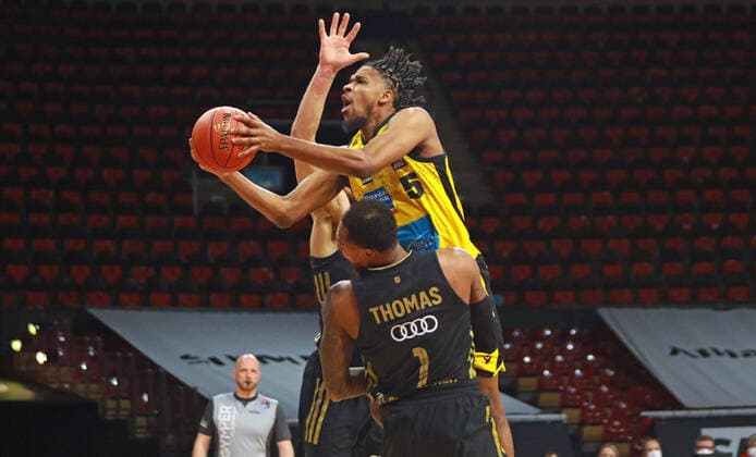 1 Deshaun Thomas, 34 Gavin Schilling FCBB vs 5 Justin Simon Ludwigsburg Basketball BBL FC Bayern München MHP Riesen Ludwigsburg at Audi Dome on 19 12 2021 PHOTO Mladen Lackovic LakoPress