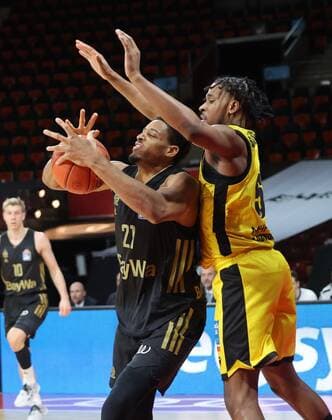 Bayerns 21 Augustine RUBIT vs Ludwigsburgs 5 SIMON Basketball, FC Bayern Ludwigsburg, on 19 12 2021, Basketball Bundesliga, FC Bayern Munich Basketball MHP Riesen Ludwigsburg, 2021 2022 season, in Munich, A U D I D O M E, Germany Source Copyright Credit Oryk HAIST xx