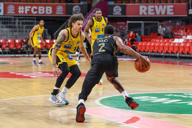 Jonah Radebaugh MHP Riesen Ludwigsburg, 12 vs Corey Walden FC Bayern Muenchen Basketball, 2 FC Bayern Muenchen vs MHP Riesen Ludwigsburg, Basketball, BBL, 11 Matchday, Season 2021 2022, 19 12 2021 FC Bayern Muenchen vs MHP Riesen Ludwigsburg, Basketball, BBL, 11 Matchday, Season 2021 2022, 19 12 2021 Muenchen. Copyright: xEibnerxPressefotox xHeikexFeinerx EP_EER