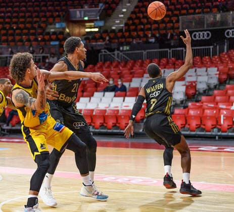 Jonah Radebaugh MHP Riesen Ludwigsburg, 12 , Augustine Rubit FC Bayern Muenchen Basketball, 21 and Corey Walden FC Bayern Muenchen Basketball, 2 FC Bayern Muenchen vs MHP Riesen Ludwigsburg, Basketball, BBL, 11 Matchday, Season 2021 2022, 19 12 2021 FC Bayern Muenchen vs MHP Riesen Ludwigsburg, Basketball, BBL, 11 Matchday, Season 2021 2022, 19 12 2021 Muenchen. Copyright: xEibnerxPressefotox xHeikexFeinerx EP_EER