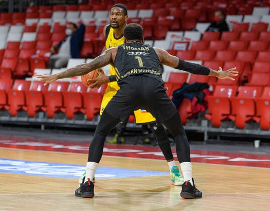Yorman Polas Bartolo MHP Riesen Ludwigsburg, 13 vs Deshaun Thomas FC Bayern Muenchen Basketball, 1 FC Bayern Muenchen vs MHP Riesen Ludwigsburg, Basketball, BBL, Matchday 11, Season 2021 2022, 19 12 2021 FC Bayern Muenchen vs MHP Riesen Ludwigsburg, Basketball, BBL, Matchday 11, Season 2021 2022, 19 12 2021 Muenchen. Copyright: xEibnerxPressefotox xHeikexFeinerx EP_EER