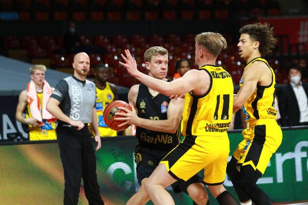 10 Ognjen Jaramaz FCBB vs 11 Lukas Herzog, 12 Jonah Radebaugh Ludwigsburg Basketball BBL FC Bayern München MHP Riesen Ludwigsburg at Audi Dome on 19 12 2021 PHOTO Mladen Lackovic LakoPress