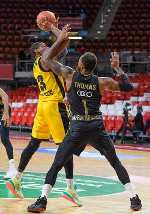 Yorman Polas Bartolo MHP Riesen Ludwigsburg, 13 vs Deshaun Thomas FC Bayern Muenchen Basketball, 1 FC Bayern Muenchen vs MHP Riesen Ludwigsburg, Basketball, BBL, Matchday 11, Season 2021 2022, 19 12 2021 FC Bayern Muenchen vs MHP Riesen Ludwigsburg, Basketball, BBL, Matchday 11, Season 2021 2022, 19 12 2021 Muenchen. Copyright: xEibnerxPressefotox xHeikexFeinerx EP_EER