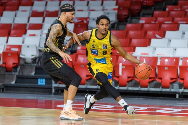Nick Weiler Babb FC Bayern Muenchen Basketball, 0 vs James Woodard MHP Riesen Ludwigsburg, 8 FC Bayern Muenchen vs MHP Riesen Ludwigsburg, Basketball, BBL, Matchday 11, Season 2021 2022, 19 12 2021 FC Bayern Muenchen vs MHP Riesen Ludwigsburg, Basketball, BBL, Matchday 11, Season 2021 2022, 19 12 2021 Muenchen. Copyright: xEibnerxPressefotox xHeikexFeinerx EP_EER