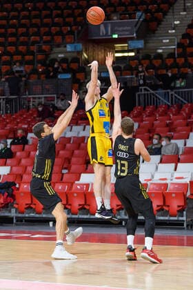 Jacob Patrick MHP Riesen Ludwigsburg, 2 while shooting against Vladimir Lucic FC Bayern Muenchen Basketball, 11 and Andreas Obst FC Bayern Muenchen Basketball, 13 FC Bayern Muenchen vs MHP Riesen Ludwigsburg, Basketball, BBL, 11 Matchday, Season 2021 2022, 19 12 2021 FC Bayern Muenchen vs MHP Riesen Ludwigsburg, Basketball, BBL, 11 Matchday, Season 2021 2022, 19 12 2021 Muenchen. Copyright: xEibnerxPressefotox xHeikexFeinerx EP_EER