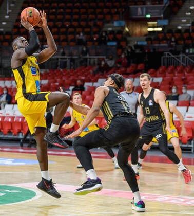 Rawle Alkins MHP Riesen Ludwigsburg, 20 vs Jason George FC Bayern Muenchen Basketball, 12 FC Bayern Muenchen vs MHP Riesen Ludwigsburg, Basketball, BBL, 11 Matchday, Season 2021 2022, 19 12 2021 FC Bayern Muenchen vs MHP Riesen Ludwigsburg, Basketball, BBL, 11 Matchday, Season 2021 2022, 19 12 2021 Muenchen. Copyright: xEibnerxPressefotox xHeikexFeinerx EP_EER